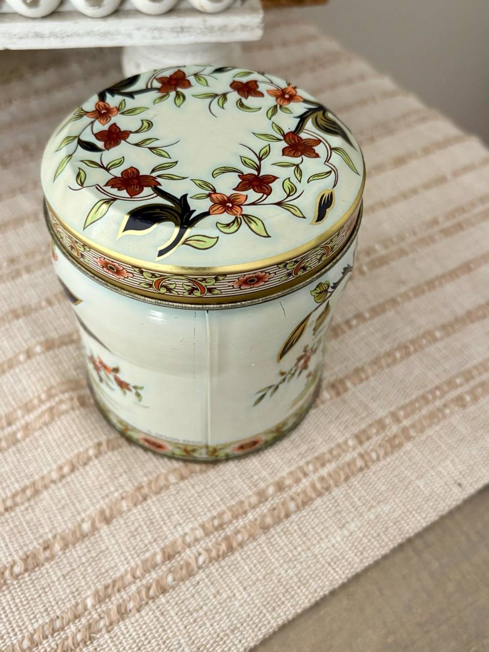 Daher VTG Long Island NY Floral Tin Canister Container Made England 4” good cond - Picture 2 of 6